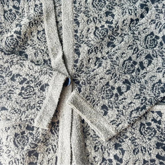 Jones New York Floral Pattern Cardigan Made in Hong Kong - Picture 9 of 12